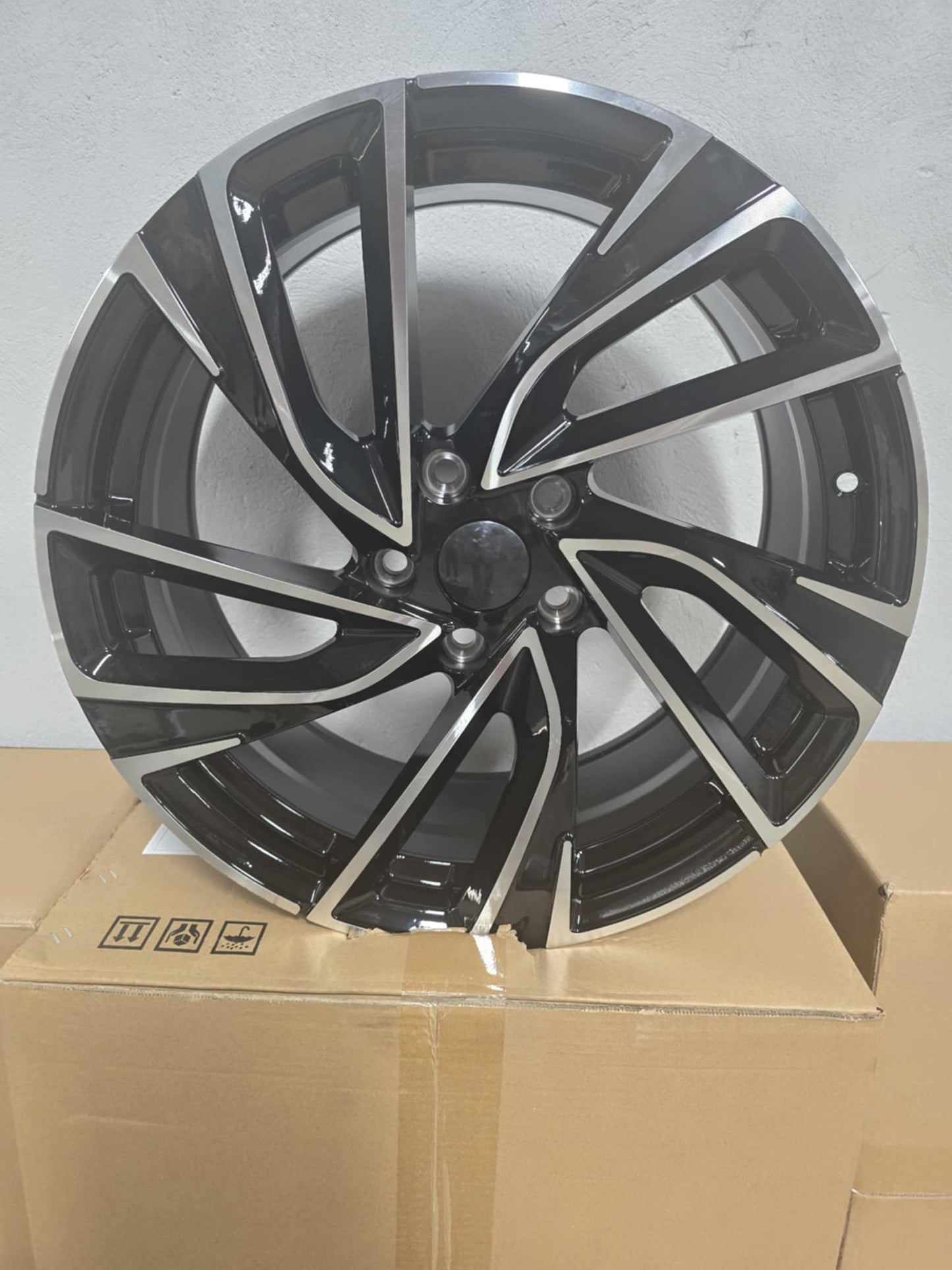 Black machine faced 18x8 Alloys