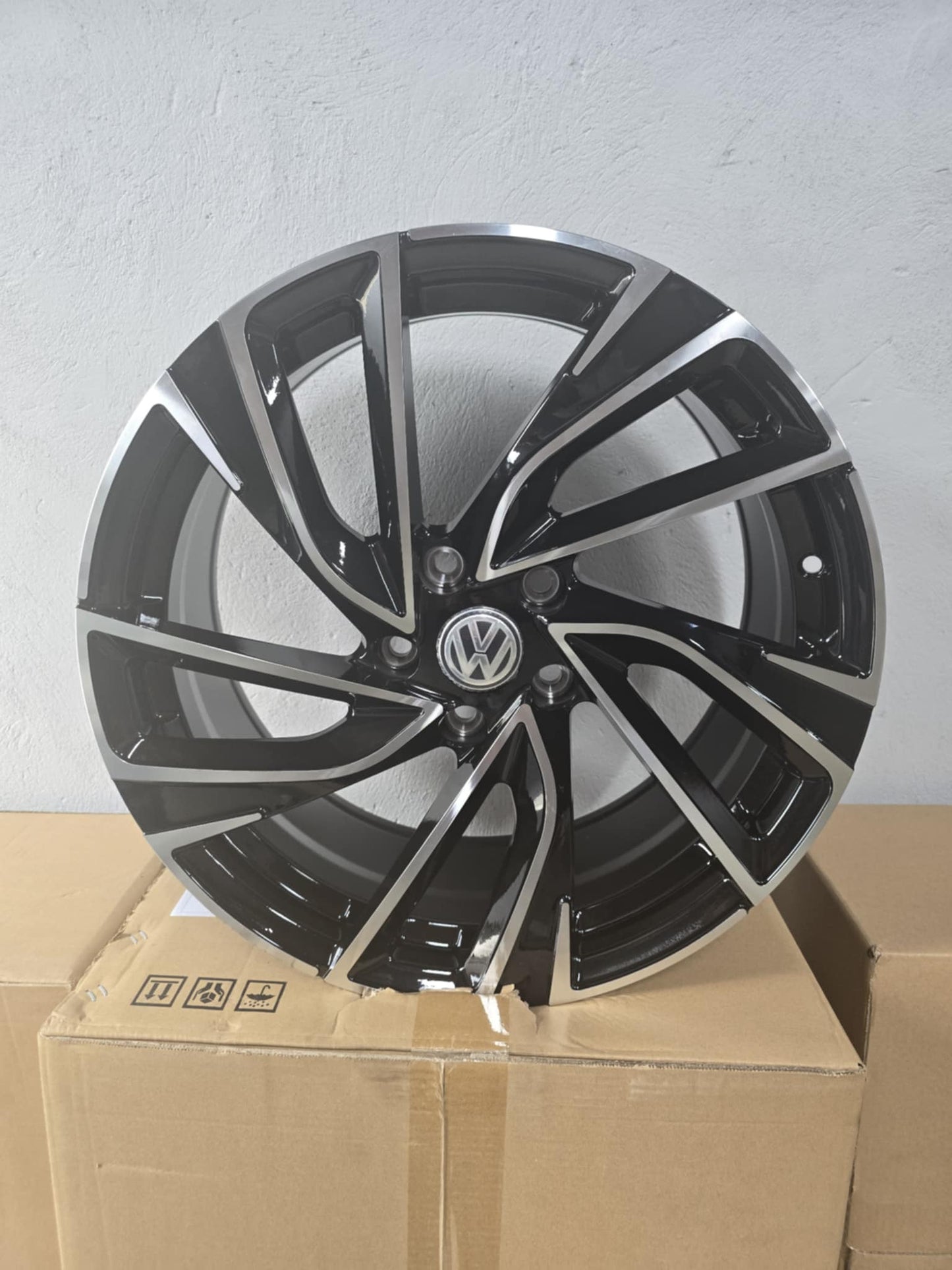 Black machine faced 18x8 Alloys