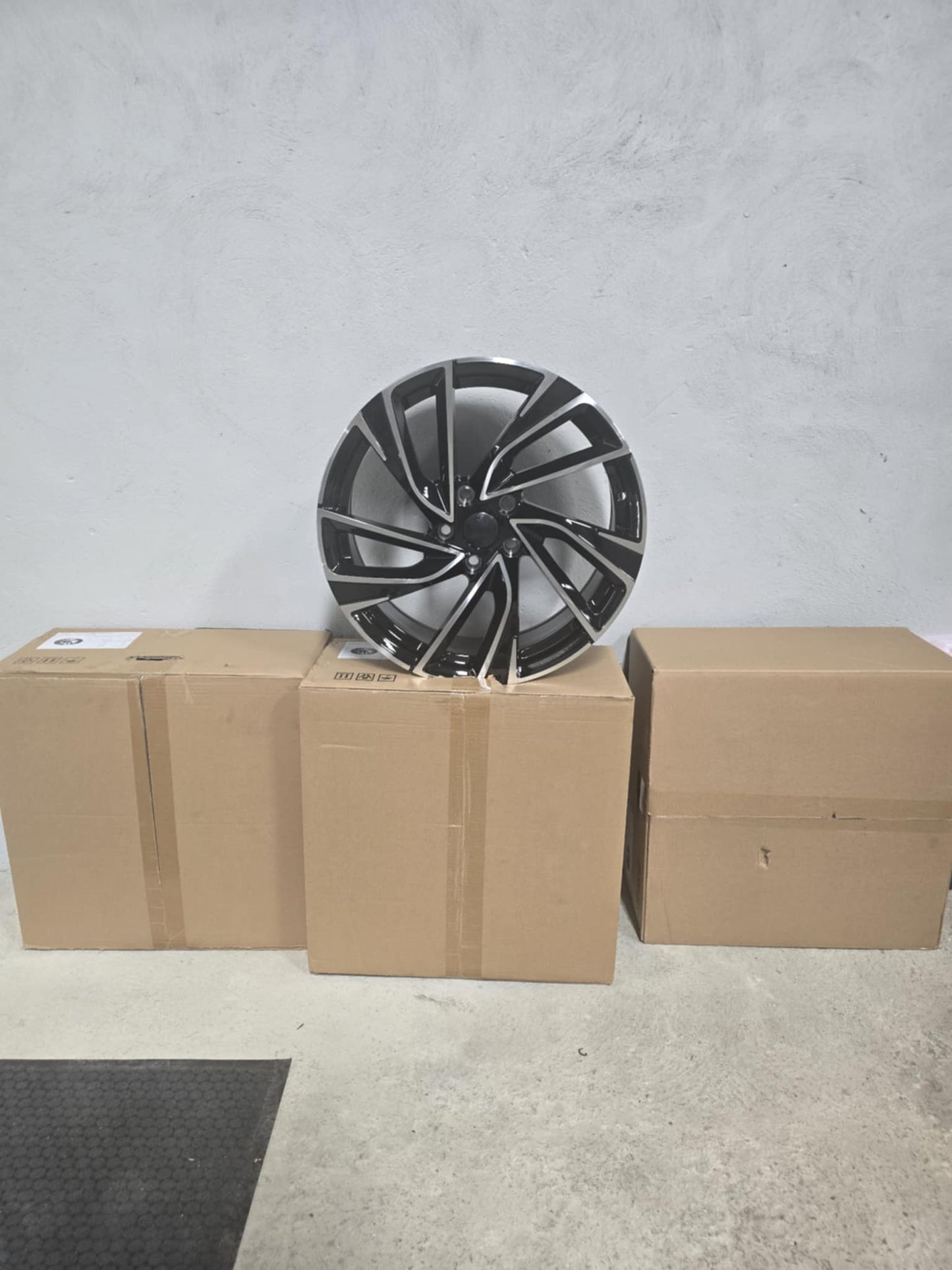 Black machine faced 18x8 Alloys